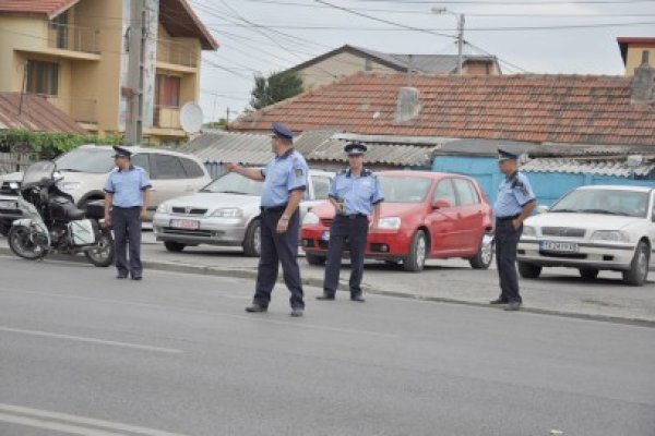 Razie: au fost descoperite topoare, bâte şi cuţite